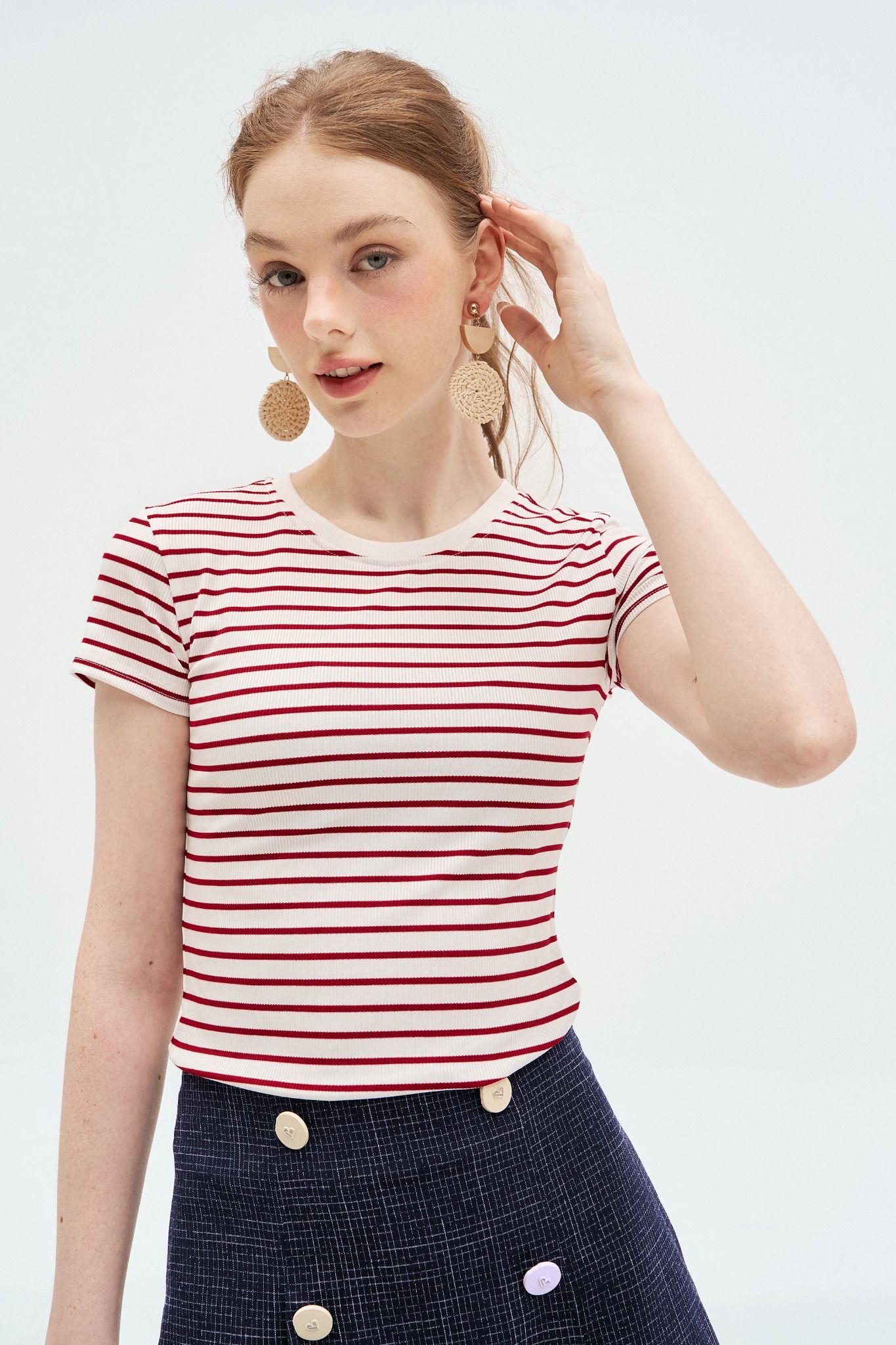 T-shirt ôm basic trắng kẻ đỏ