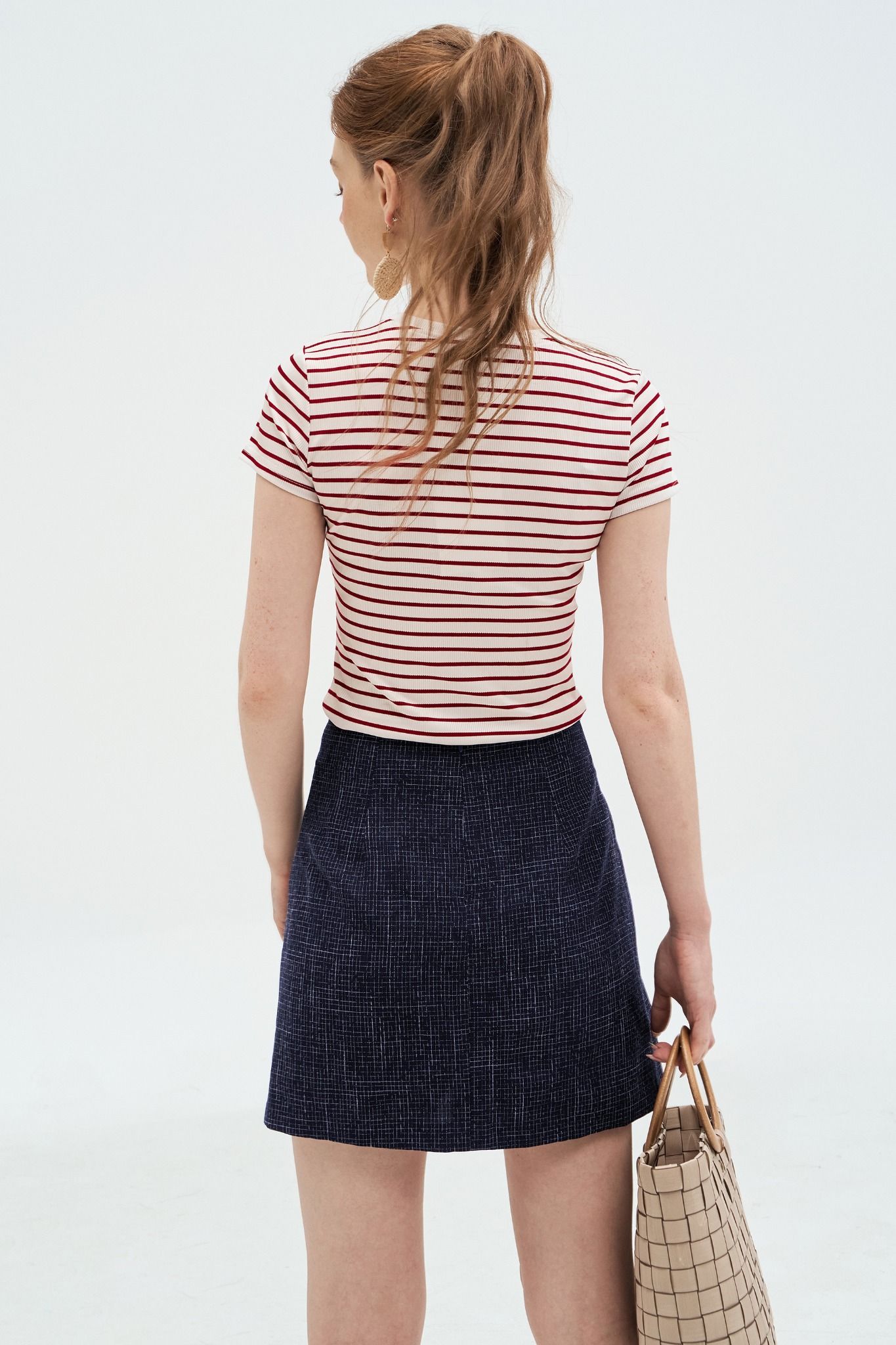 T-shirt ôm basic trắng kẻ đỏ