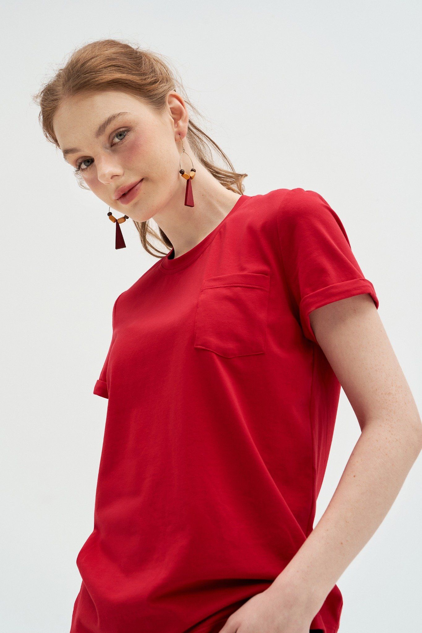 T-shirt basic túi ốp đỏ