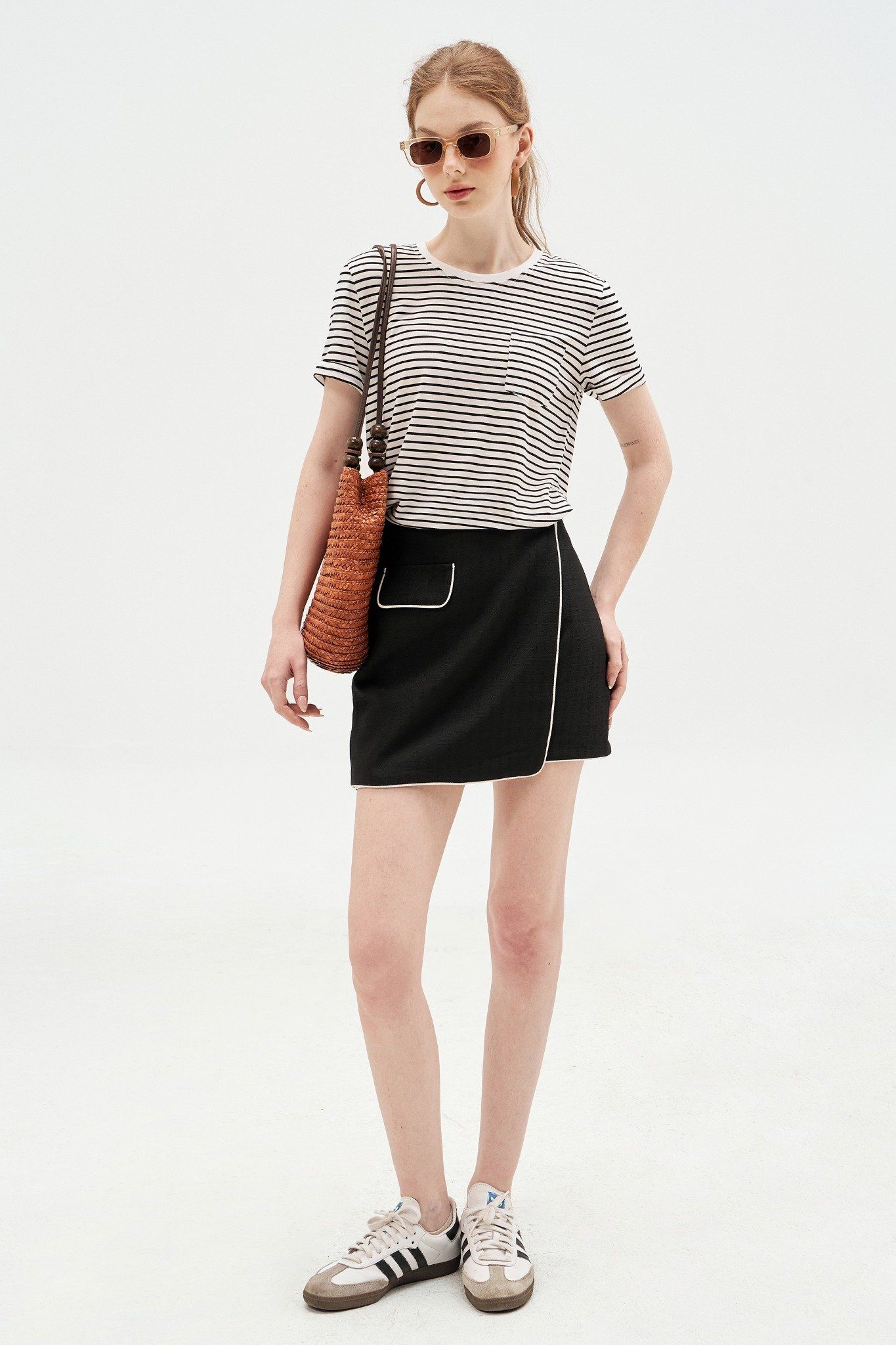 T-shirt basic túi ốp kẻ đen