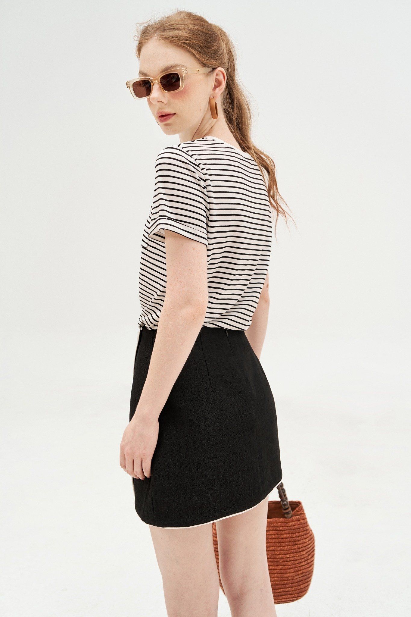 T-shirt basic túi ốp kẻ đen
