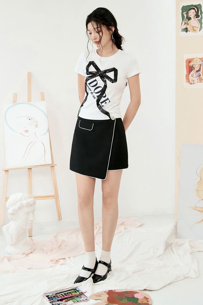 Áo phông thun trắng in nơ Adore