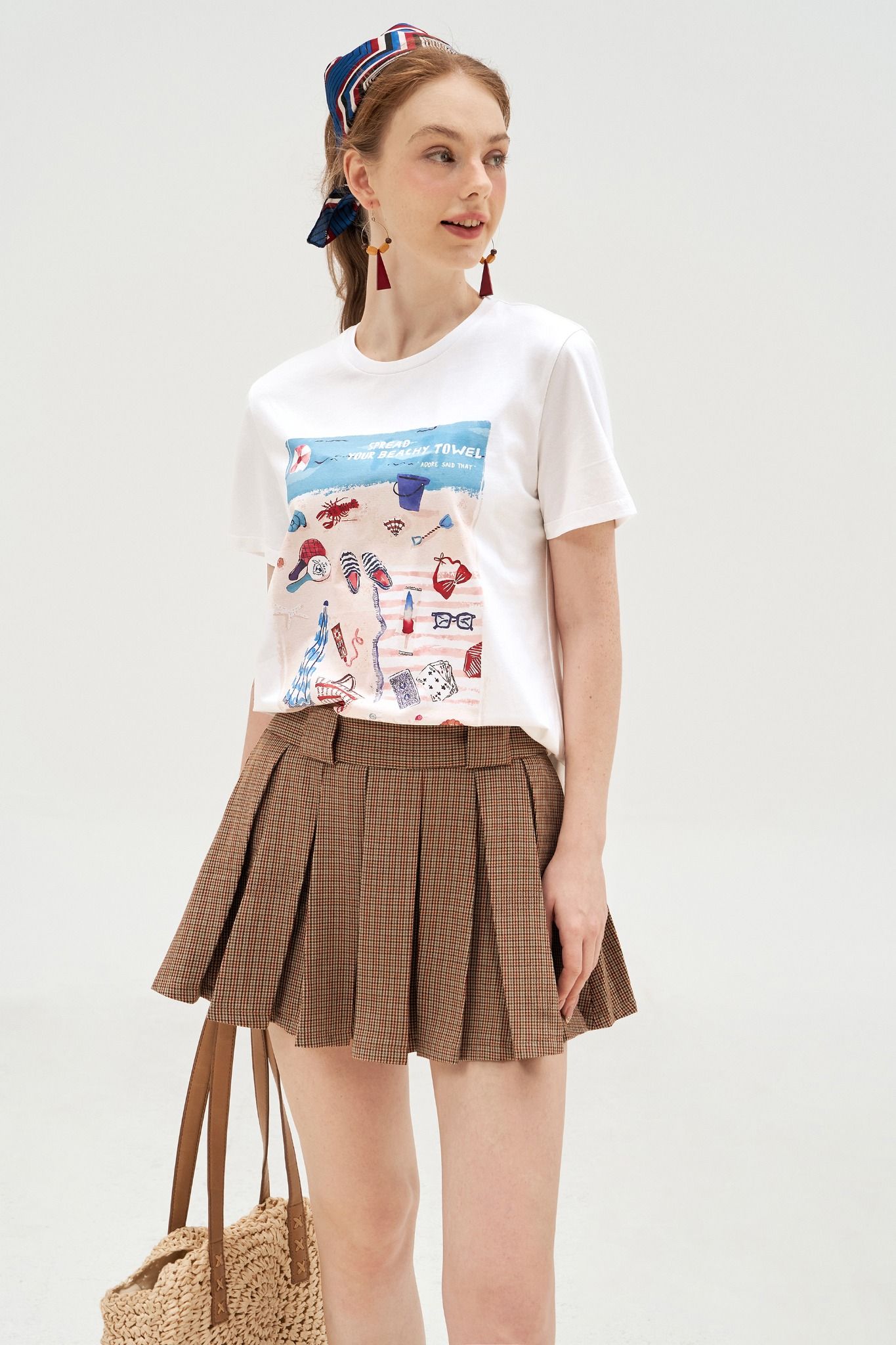 T-shirt trắng in the beach items