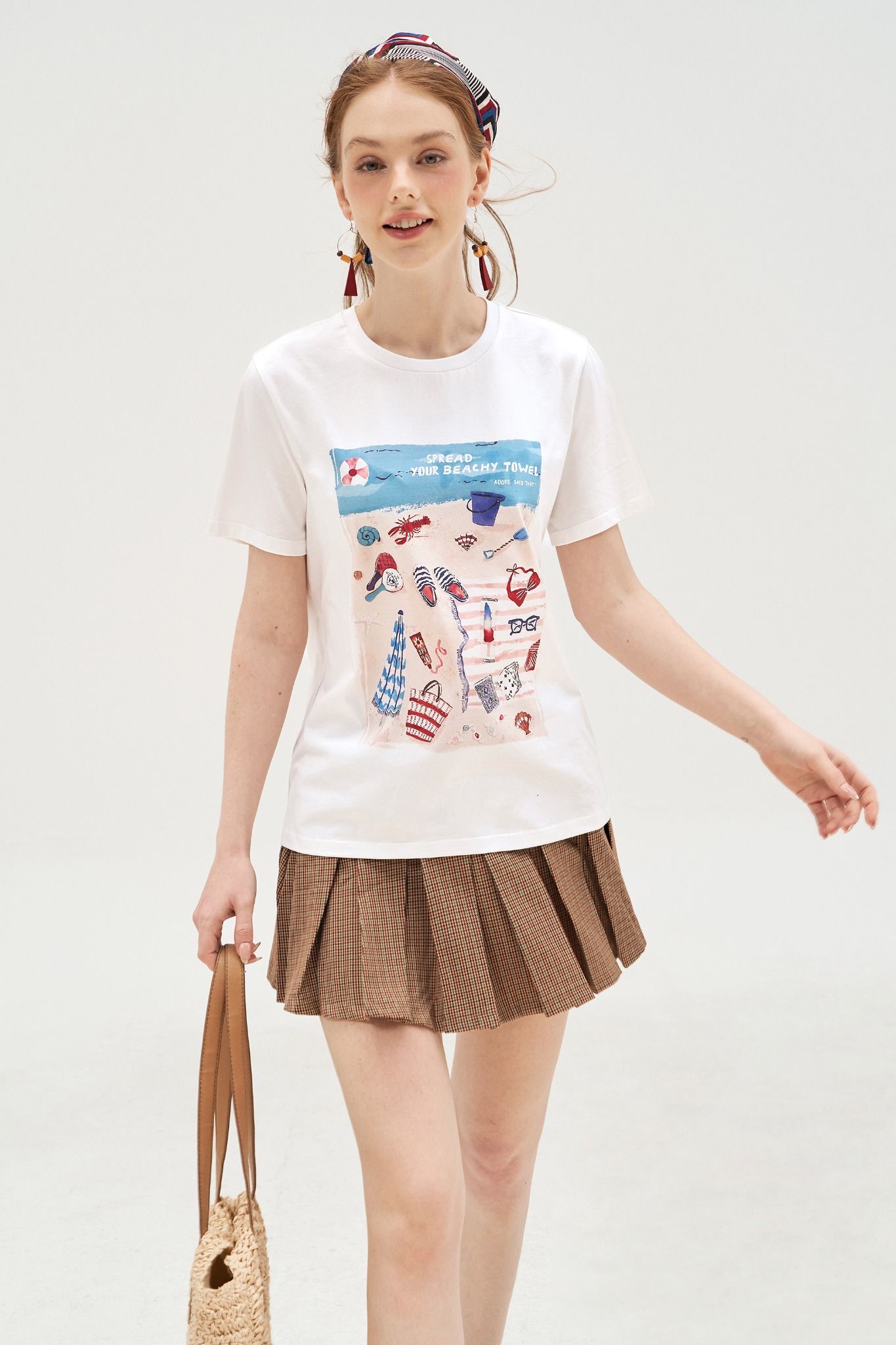 T-shirt trắng in the beach items