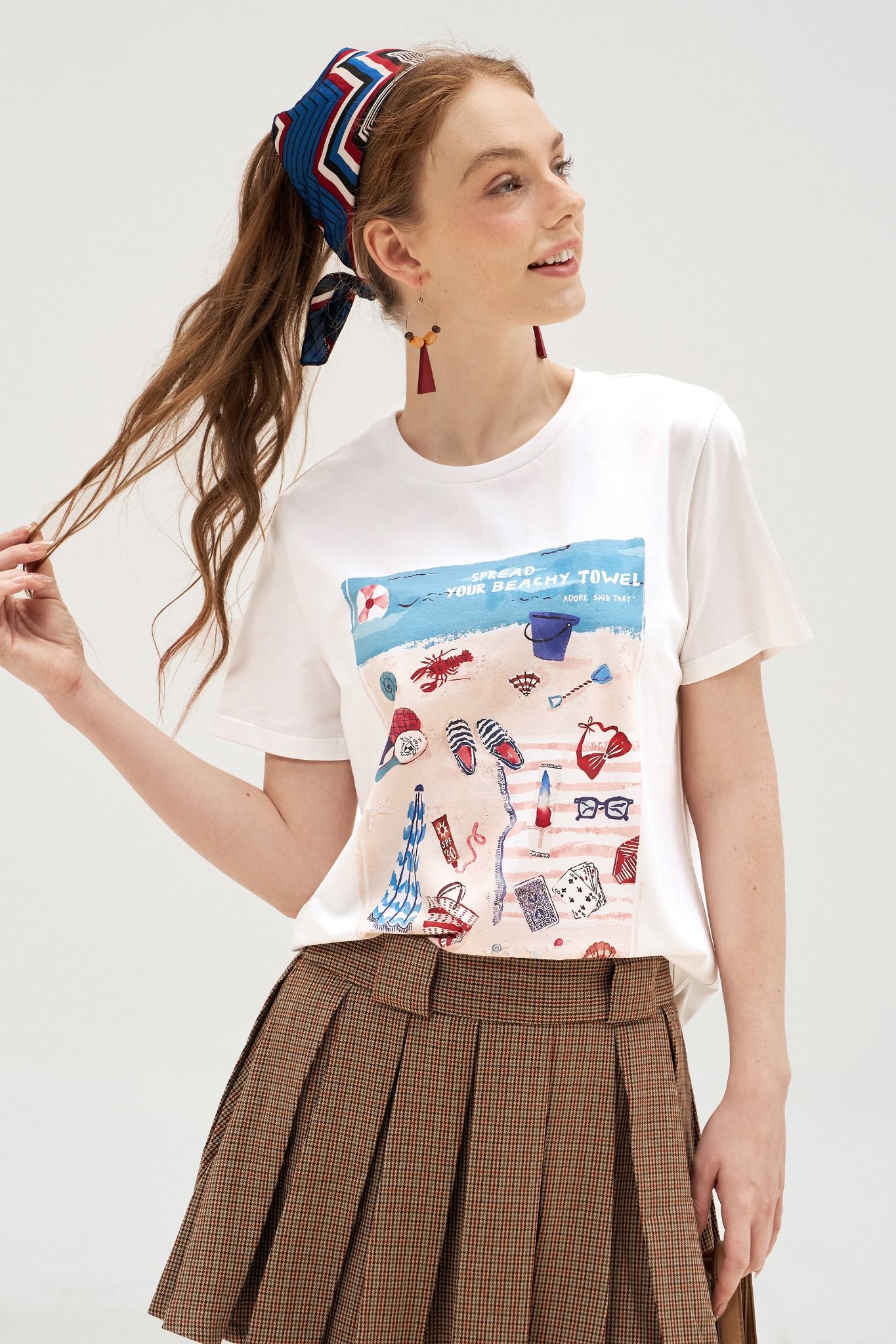 T-shirt trắng in the beach items