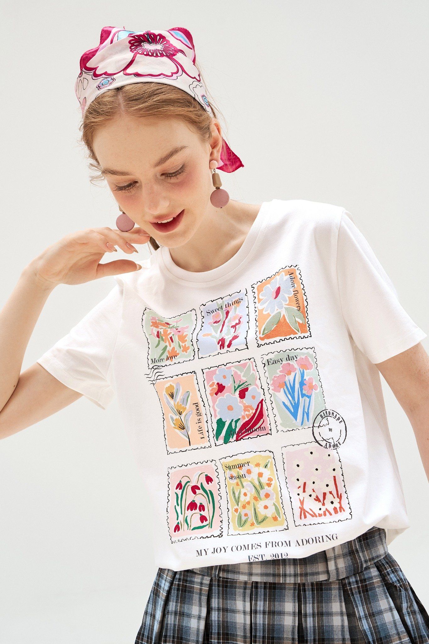 T-shirt trắng in flower stamps
