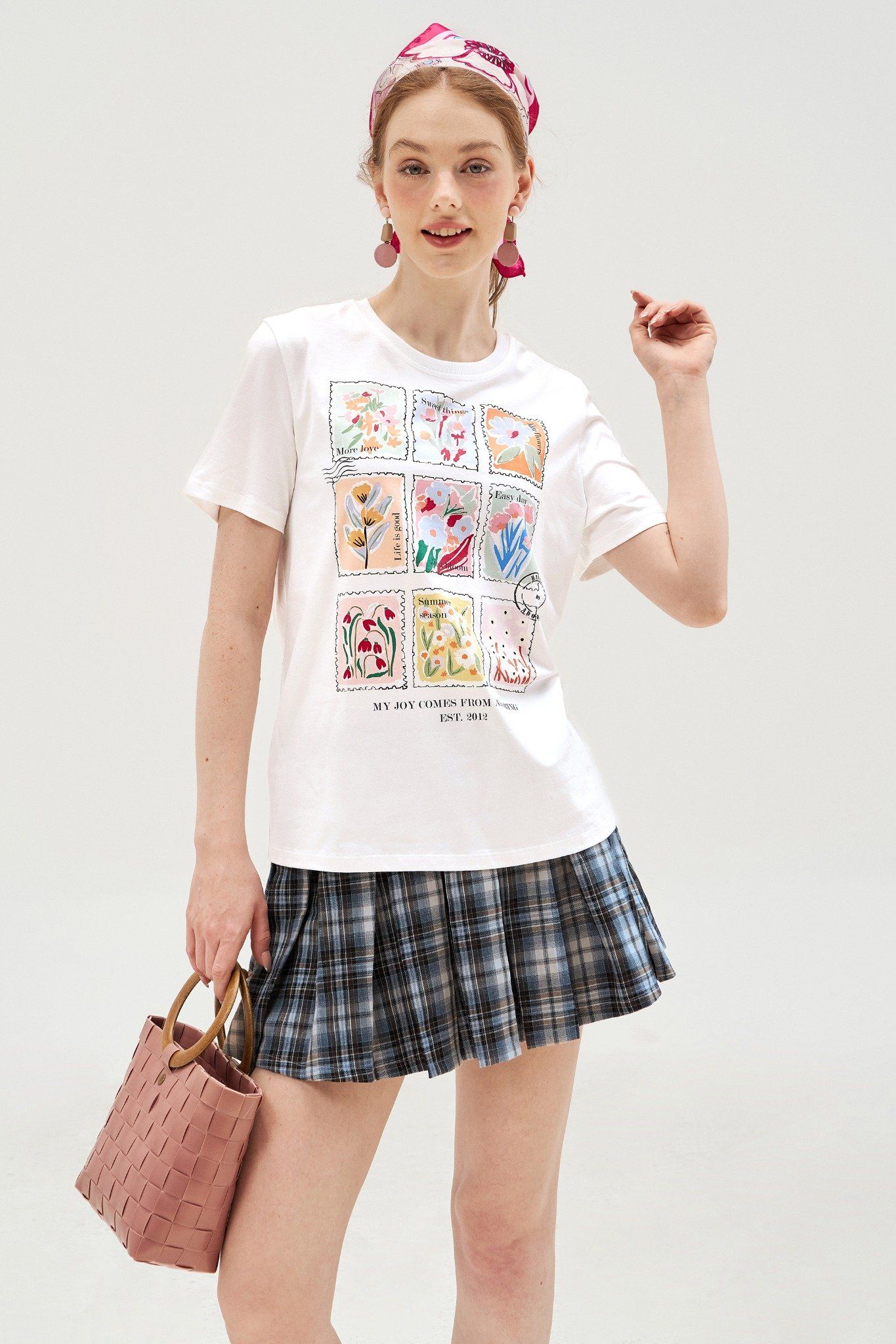 T-shirt trắng in flower stamps