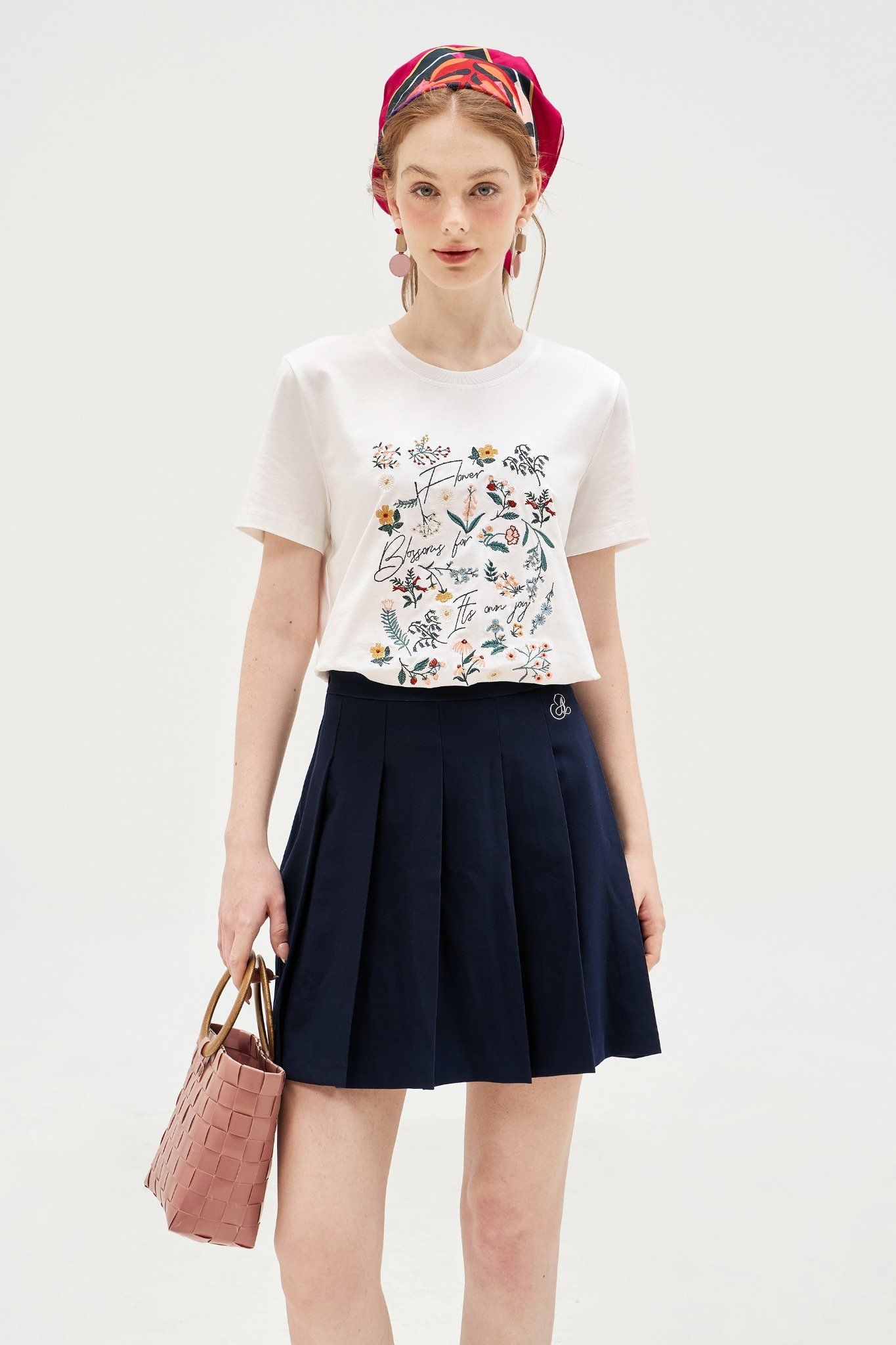 T-shirt trắng thêu vườn hoa