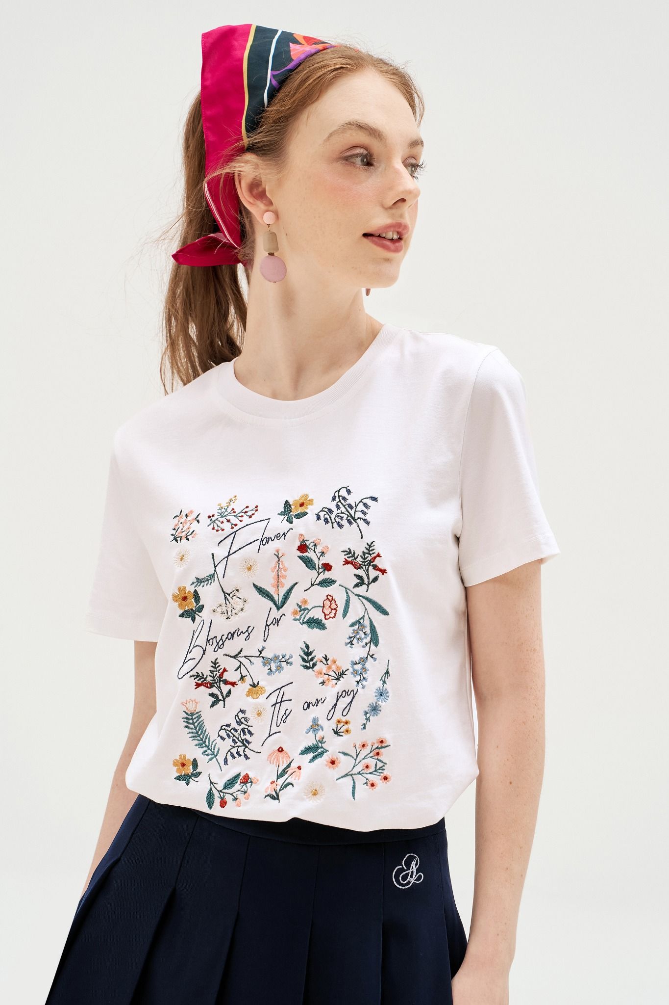 T-shirt trắng thêu vườn hoa
