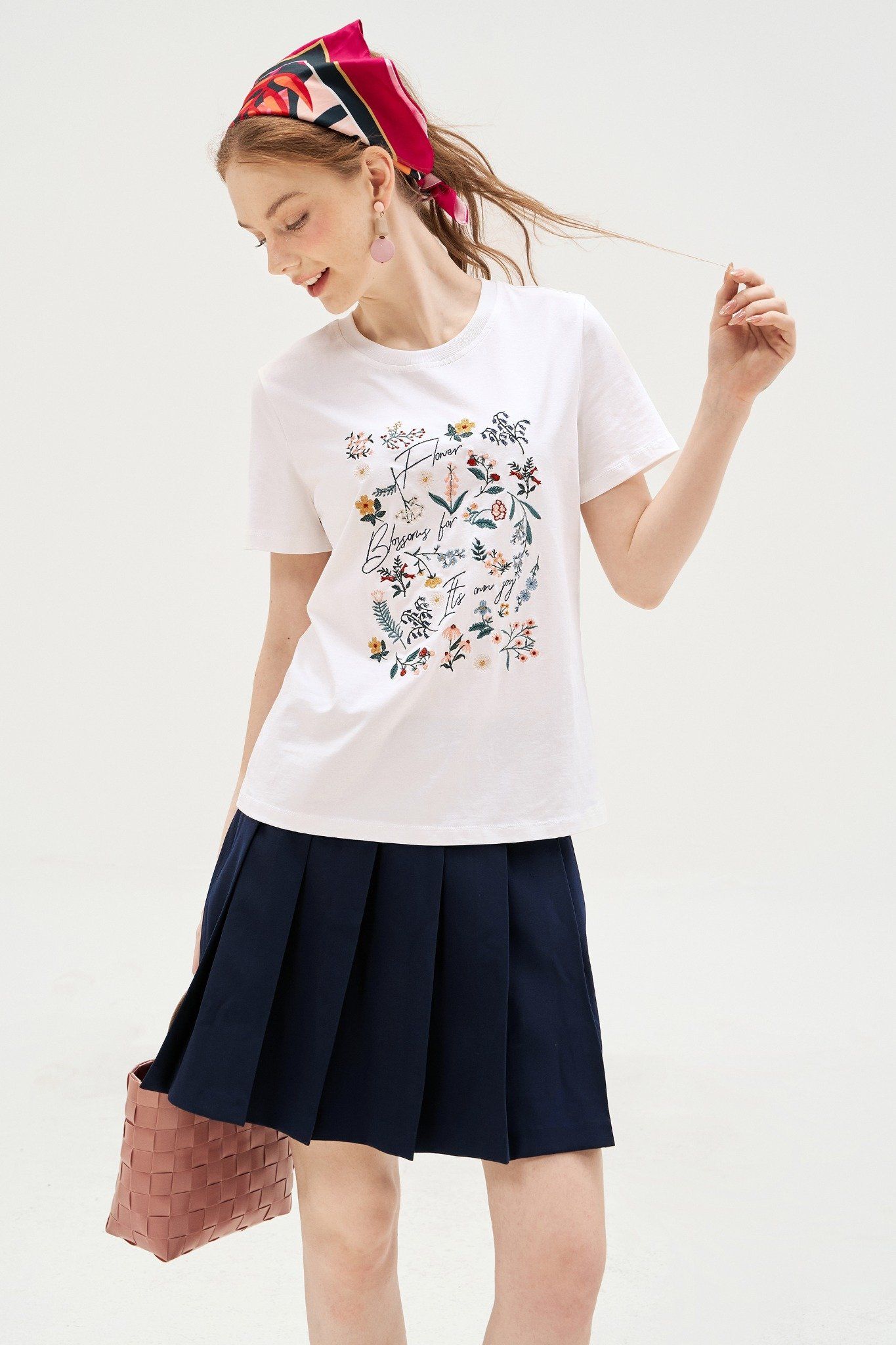 T-shirt trắng thêu vườn hoa