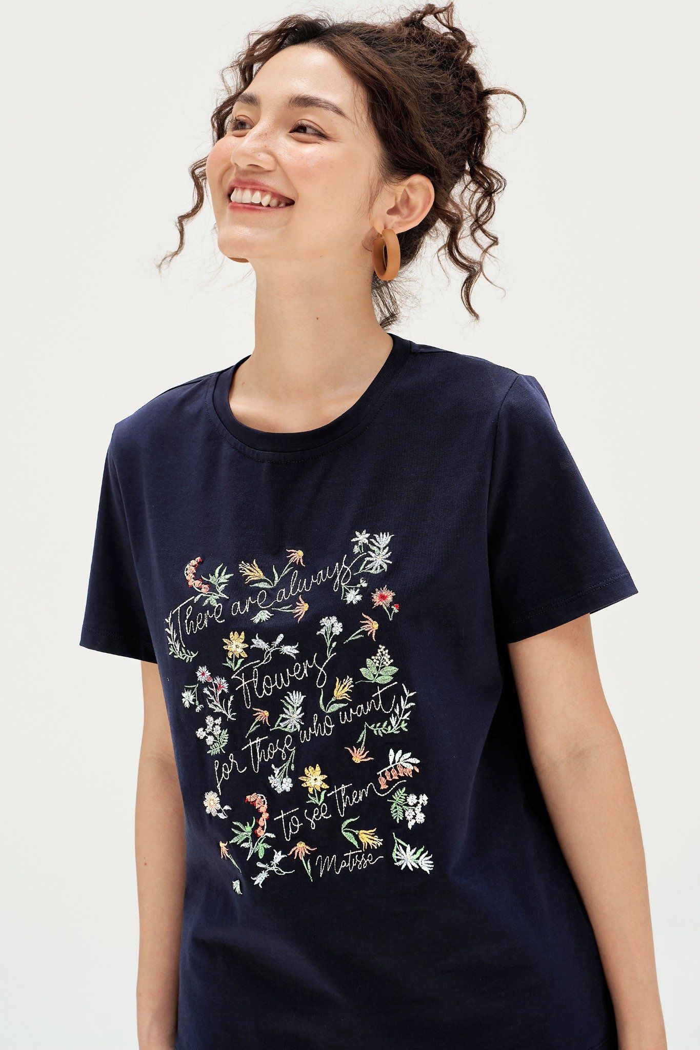T-shirt navi thêu vườn hoa