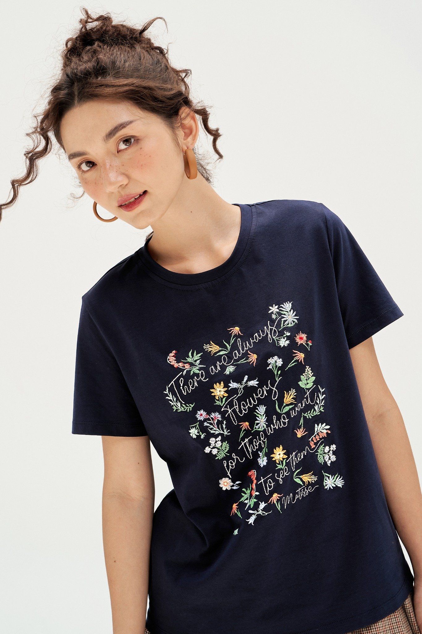 T-shirt navi thêu vườn hoa