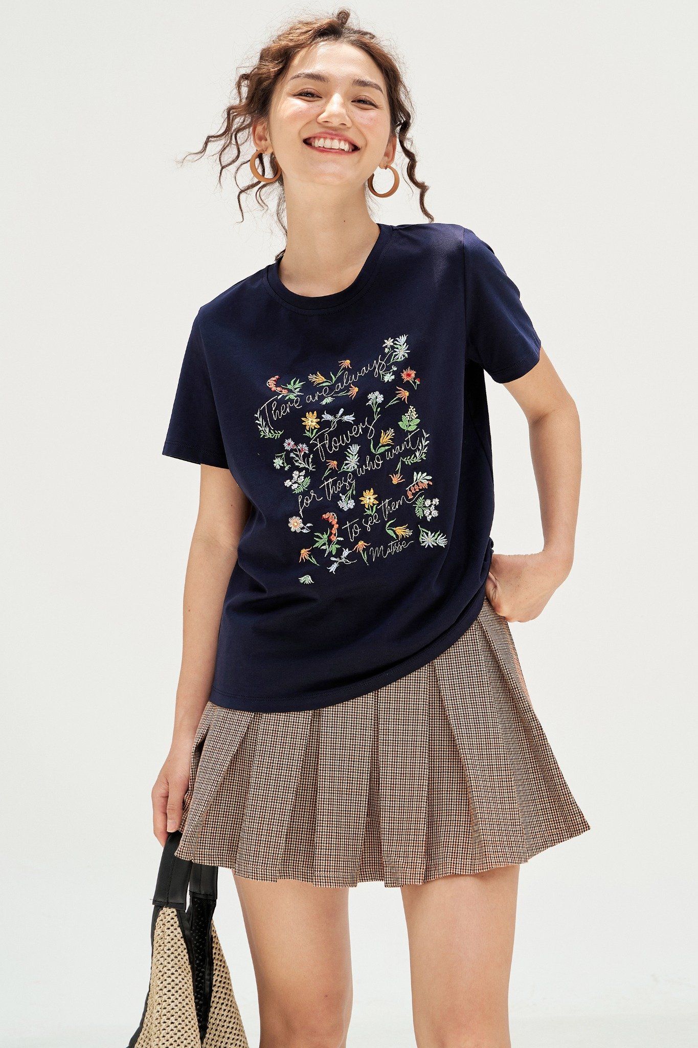 T-shirt navi thêu vườn hoa