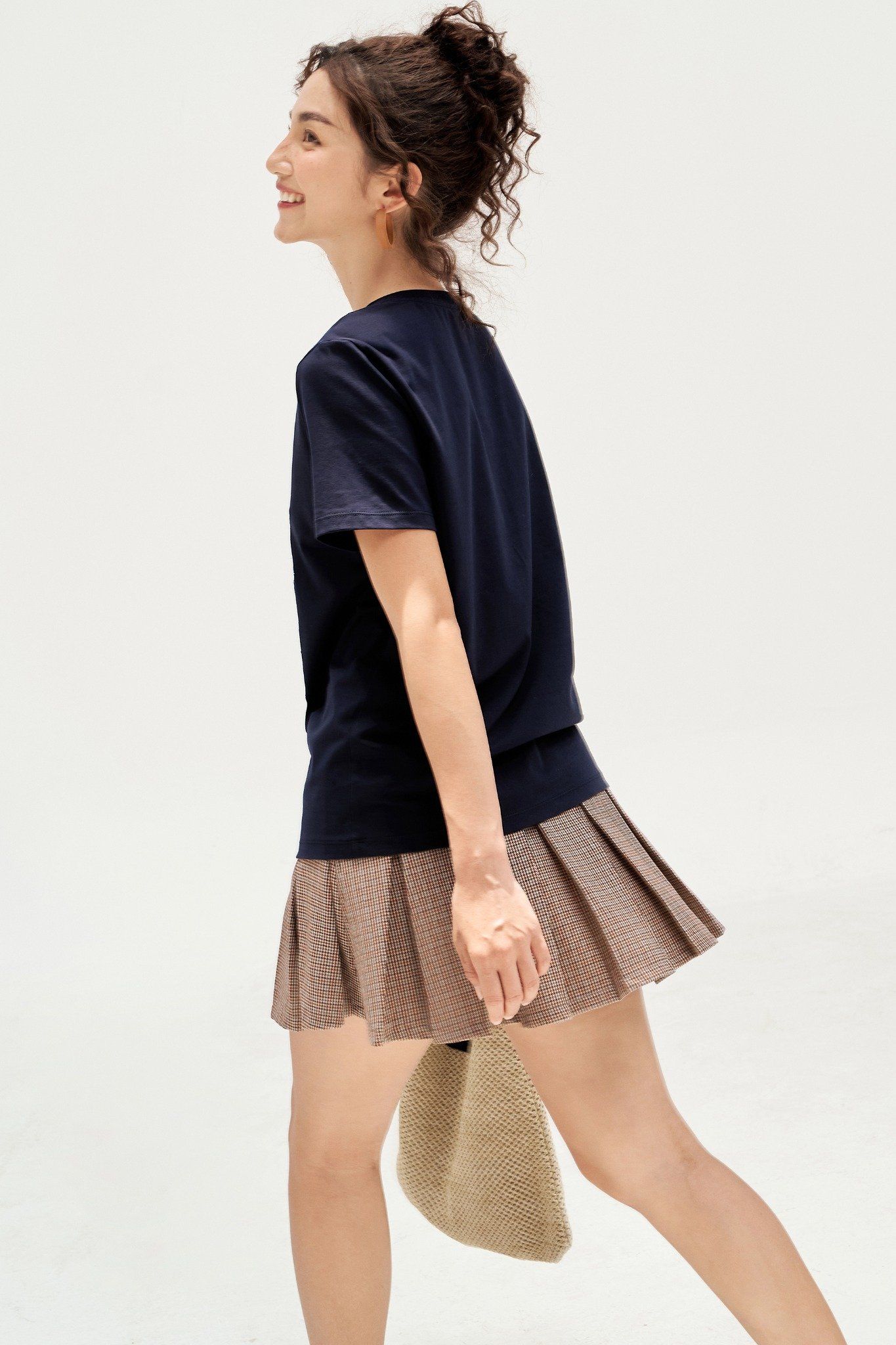 T-shirt navi thêu vườn hoa