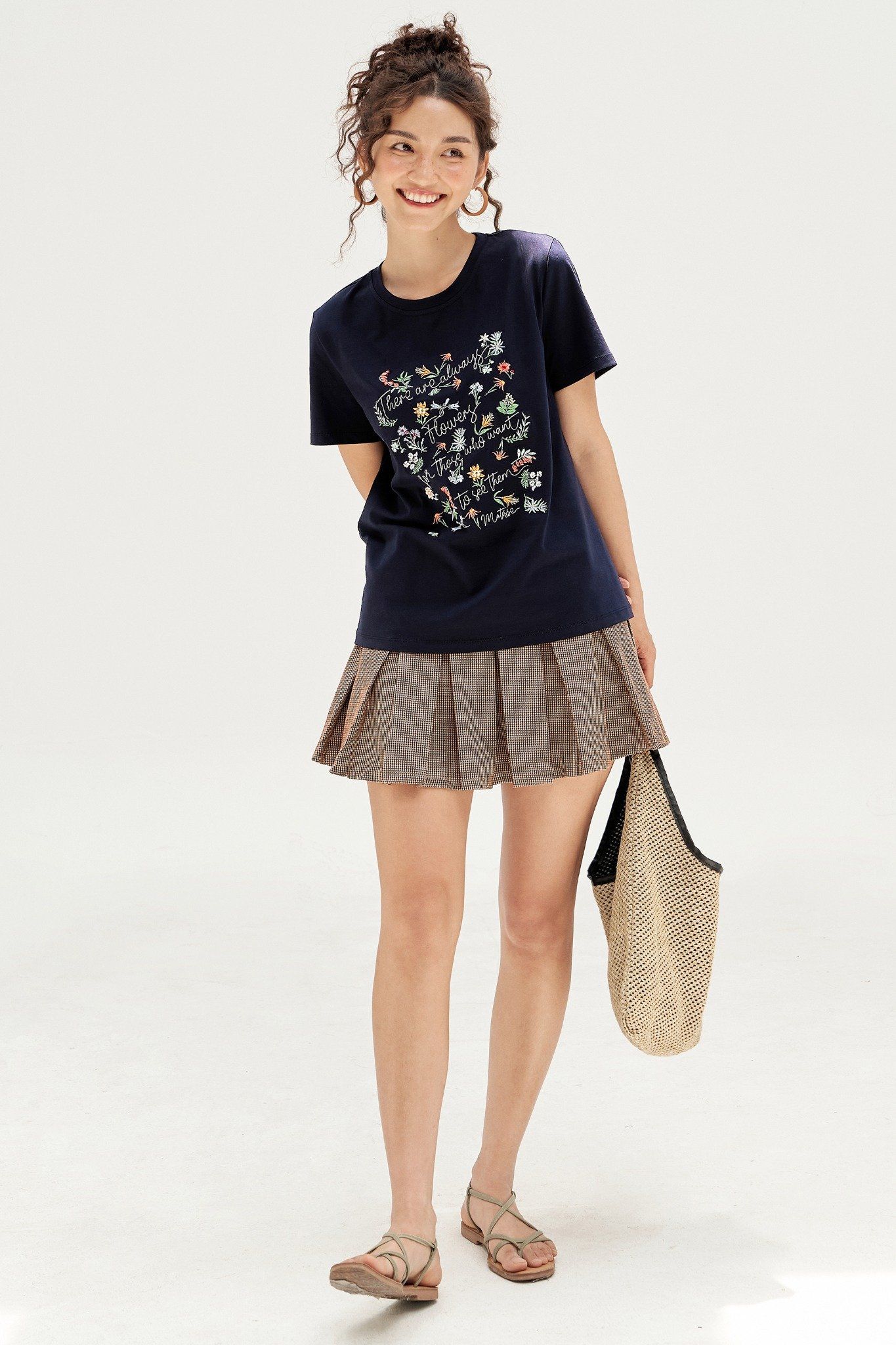 T-shirt navi thêu vườn hoa