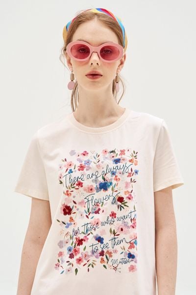 T-shirt kem in thêu hoa nước hồng tím