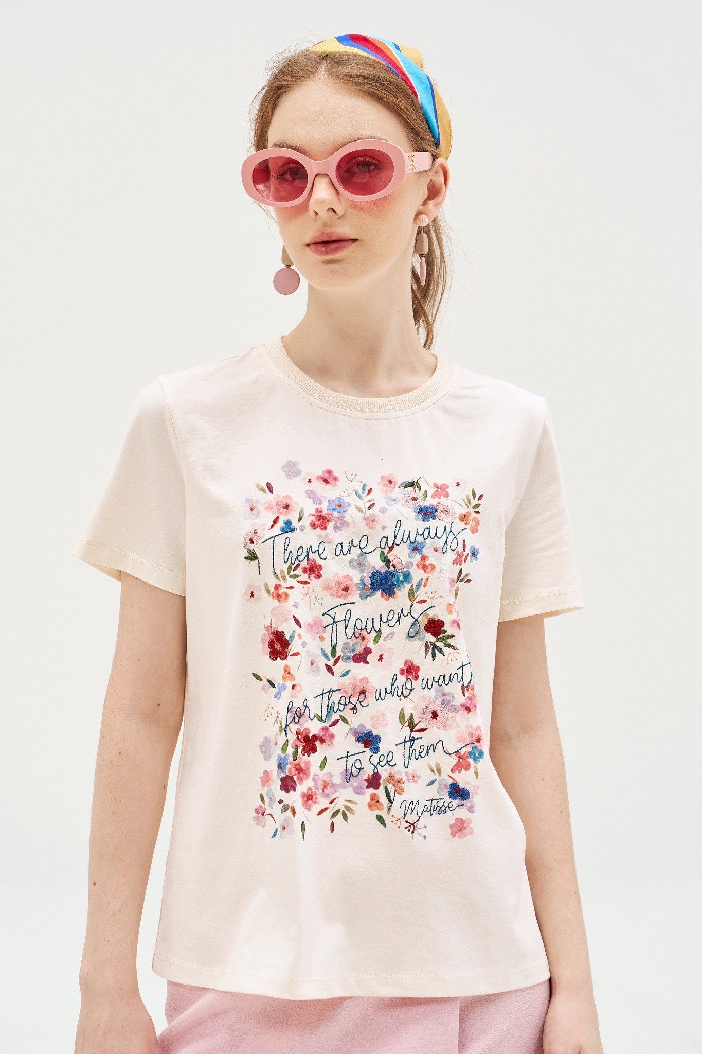 T-shirt kem in thêu hoa nước hồng tím