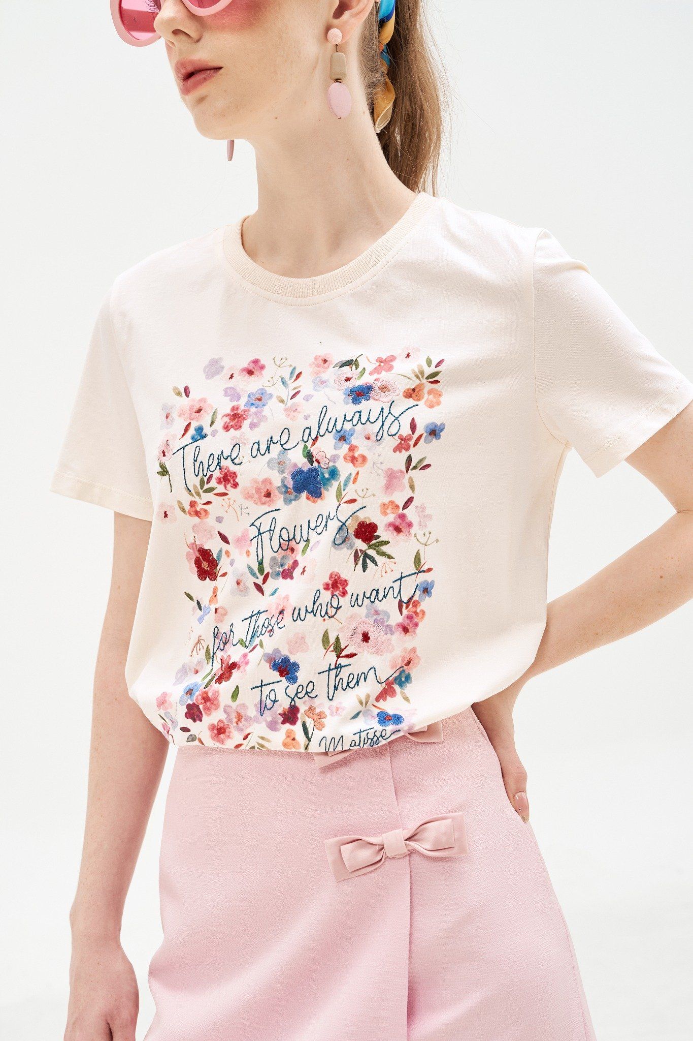 T-shirt kem in thêu hoa nước hồng tím