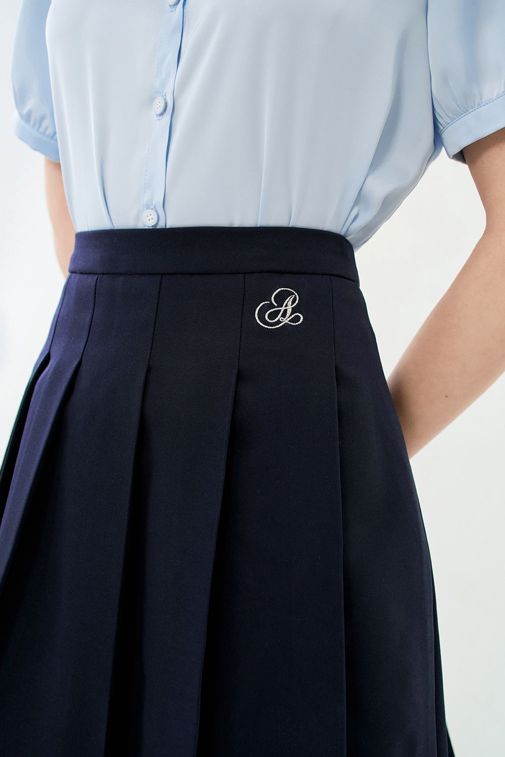 Chân váy midi tuytsy navy xếp ly thêu cạp
