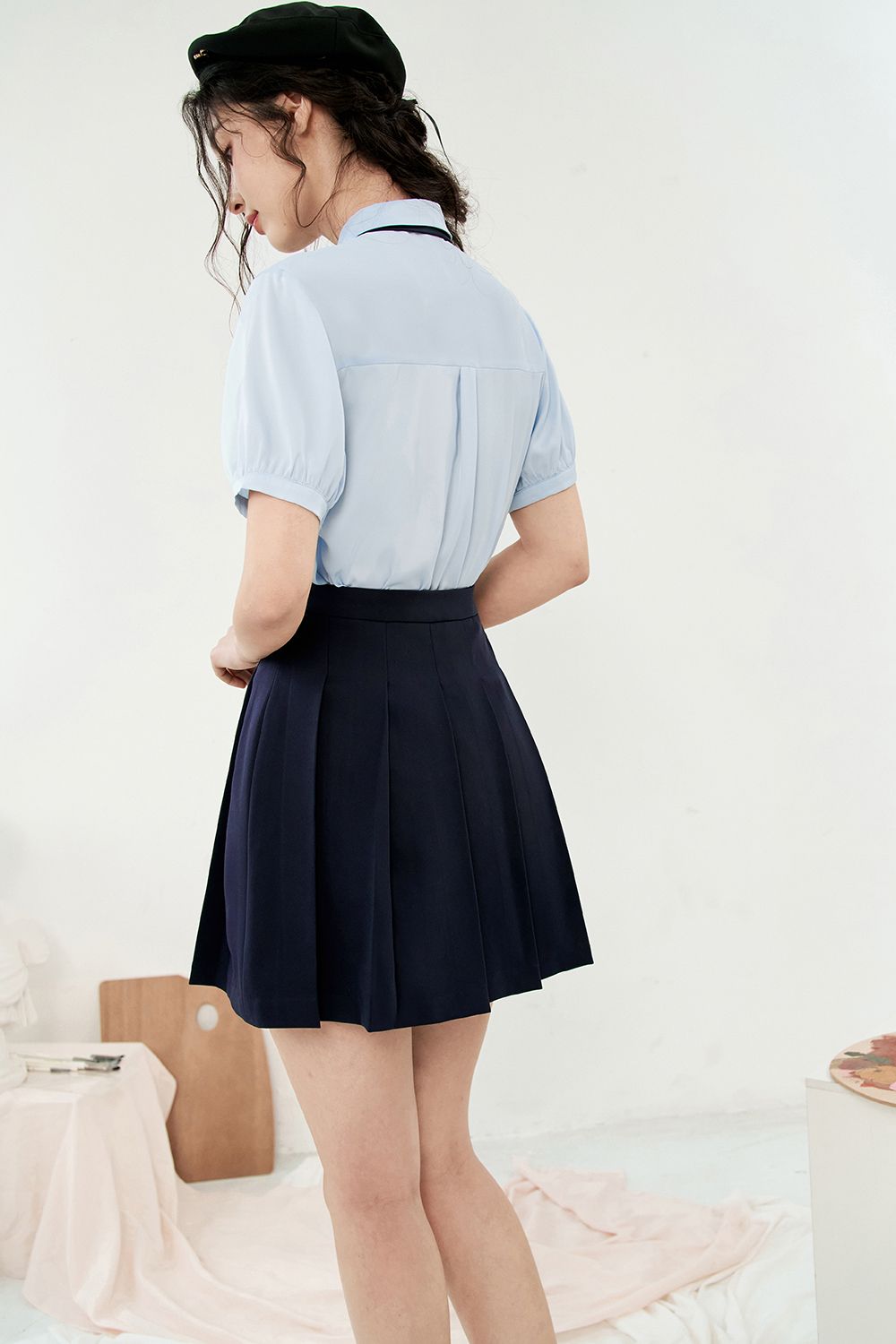 Chân váy midi tuytsy navy xếp ly thêu cạp