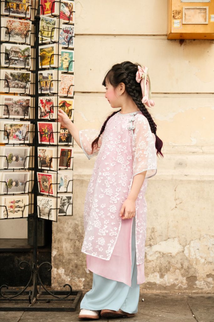 Bộ áo dài bé gái voan tơ hoa rơi hồng mơ phai