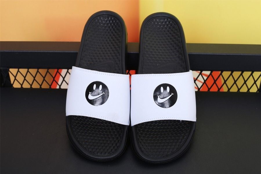 nike benassi slippers