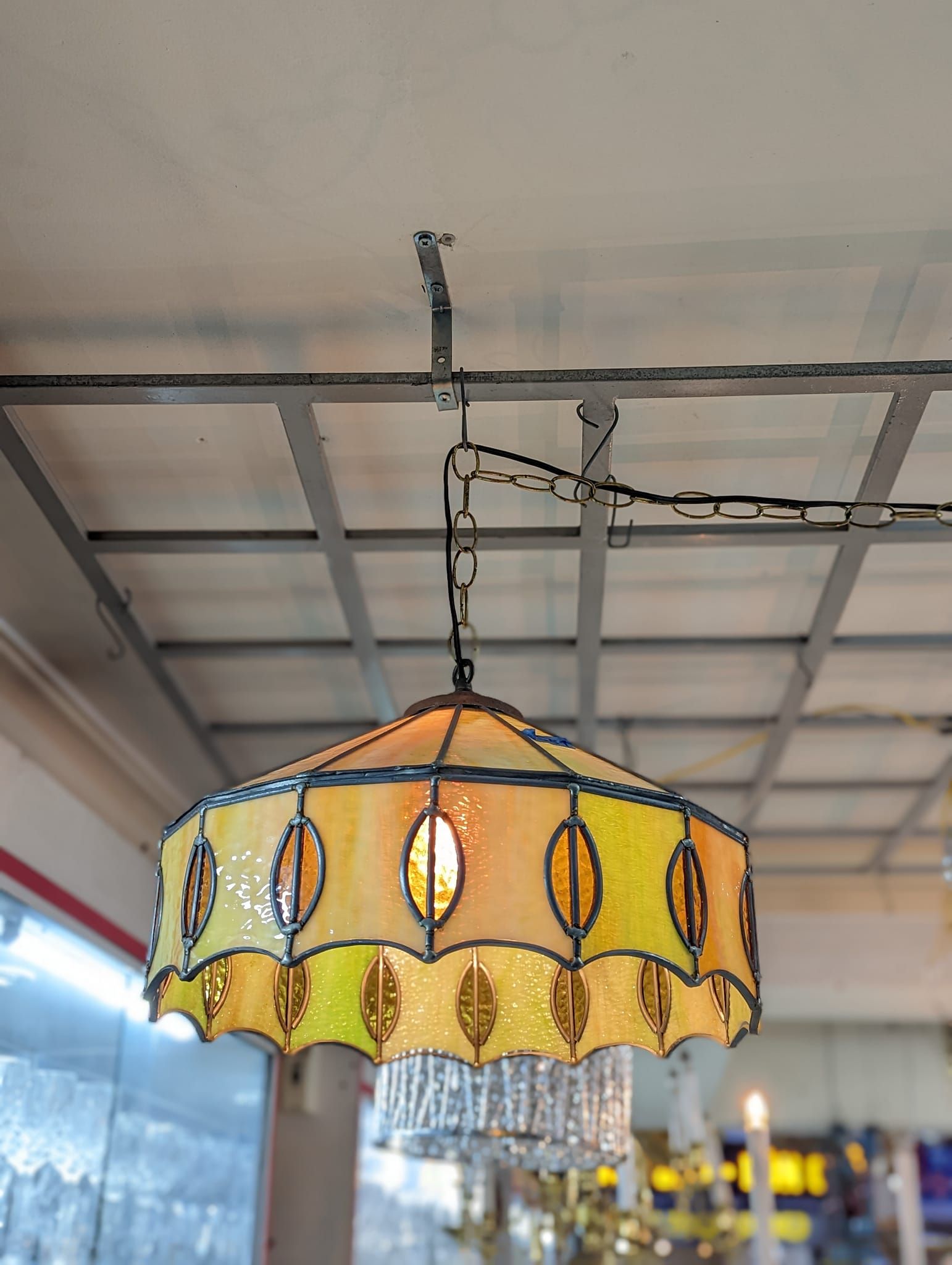 Đèn treo tiffany cổ điển màu xanh vàng nhẹ nhàng.