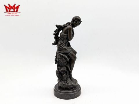  Tượng điêu khắc cô gái ngồi trên tảng đá được làm bằng đồng theo phong cách Victoria, đế đá 
