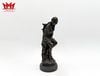 Tượng điêu khắc cô gái ngồi trên tảng đá được làm bằng đồng theo phong cách Victoria, đế đá