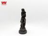 Tượng điêu khắc cô gái ngồi trên tảng đá được làm bằng đồng theo phong cách Victoria, đế đá