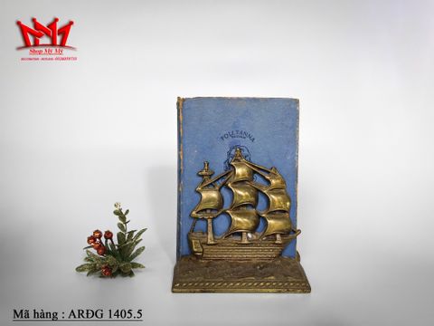  Cặp chặn sách hình thuyền buồm được làm bằng đồng đặc. 