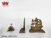 Cặp chặn sách hình thuyền buồm được làm bằng đồng đặc.
