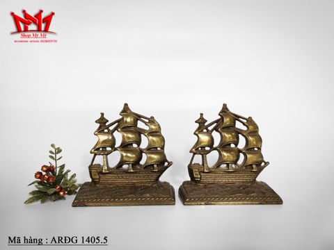  Cặp chặn sách hình thuyền buồm được làm bằng đồng đặc. 