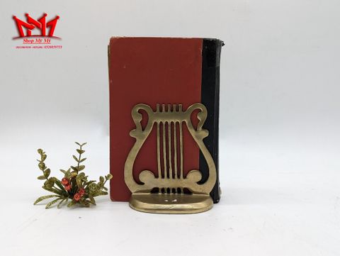  Chặn sách hình chiếc đàn được làm bằng đồng. 