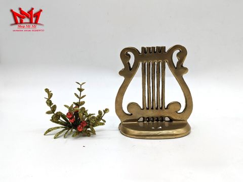  Chặn sách hình chiếc đàn được làm bằng đồng. 