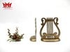 Chặn sách hình chiếc đàn được làm bằng đồng.