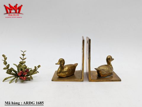  Chặn sách hình cặp vịt được làm bằng đồng. 