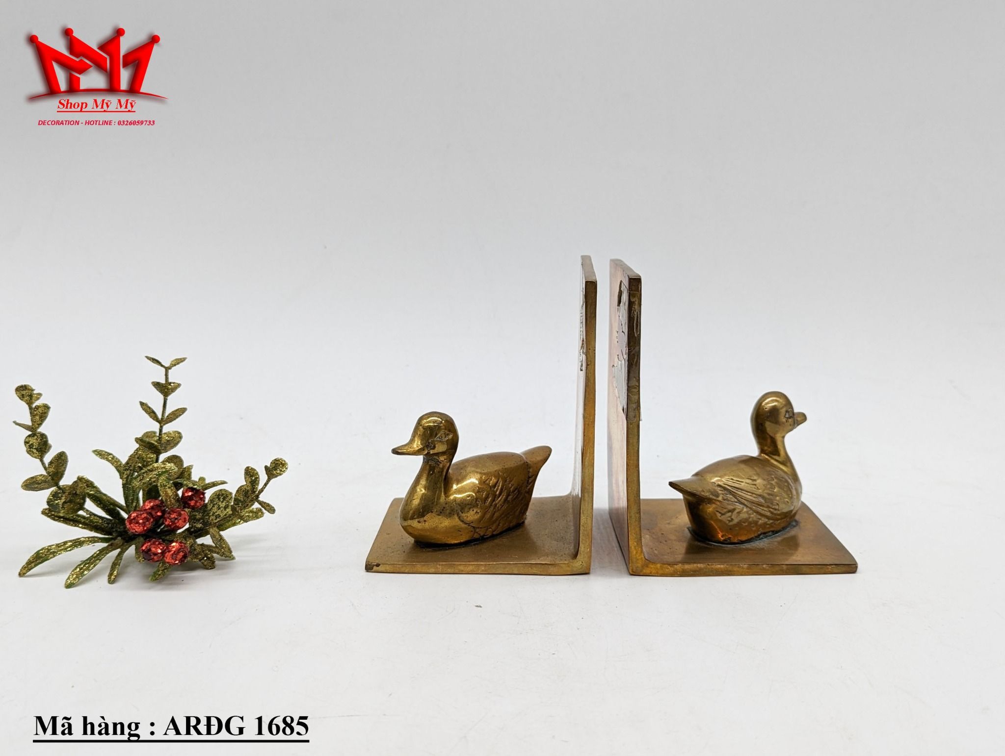 Chặn sách hình cặp vịt được làm bằng đồng.