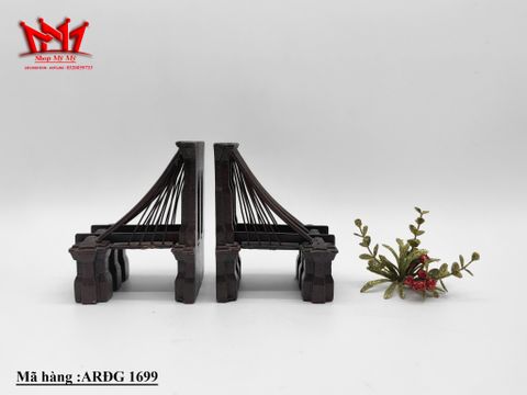  Cặp chặn sách hình chiếc cầu được làm bằng kim loại 