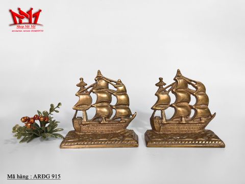  Cặp chặn sách hình thuyền buồm được làm bằng đồng đặc. 