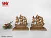 Cặp chặn sách hình thuyền buồm được làm bằng đồng đặc.