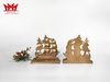 Cặp chặn sách hình thuyền buồm được làm bằng đồng đặc.