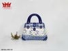 Chiếc giỏ sách được làm bằng gốm sứ.