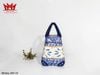 Chiếc giỏ sách được làm bằng gốm sứ.