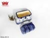 Chiếc giỏ sách được làm bằng gốm sứ.