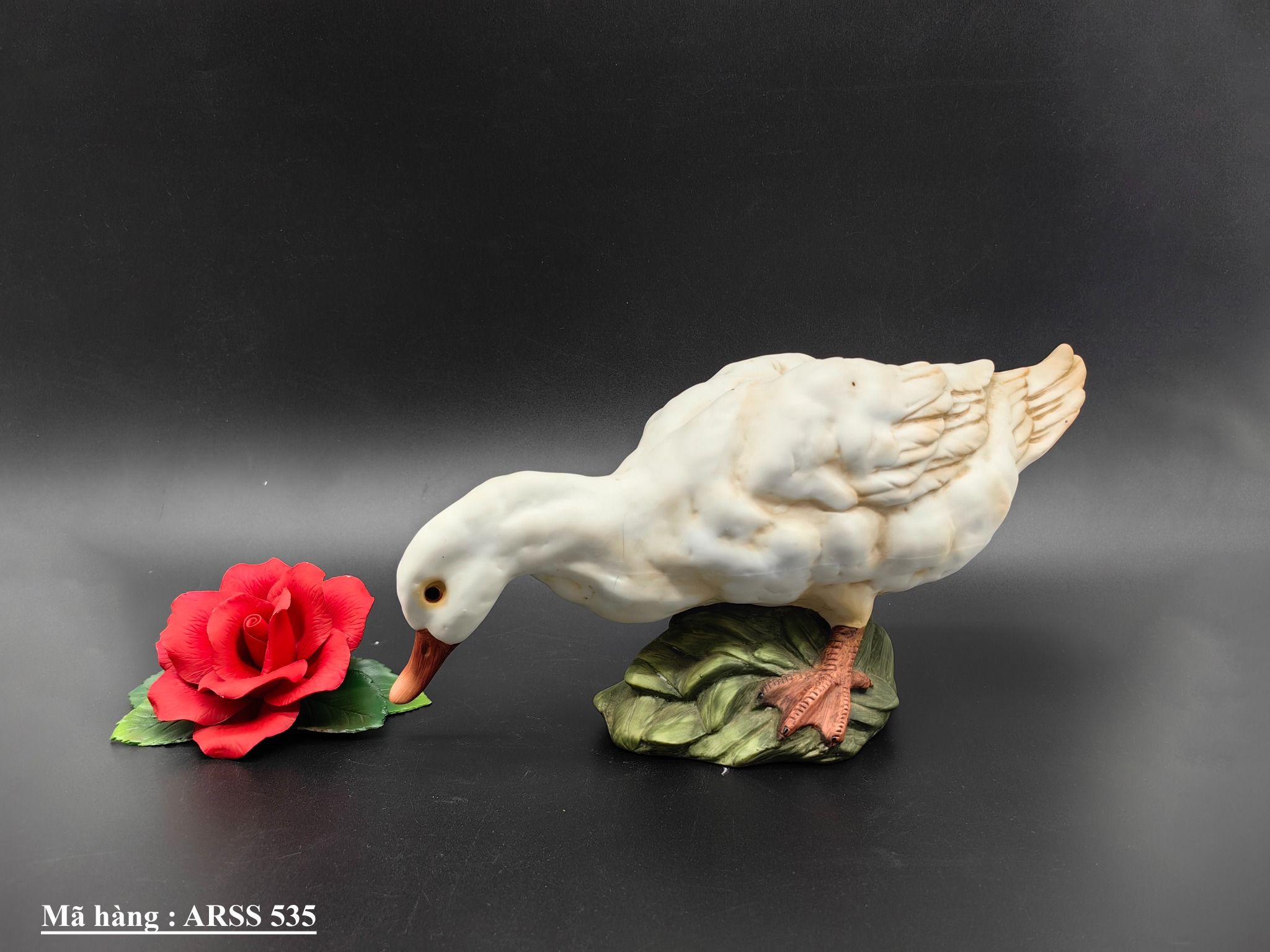 Tượng vịt trang trí cổ điển được làm bằng gốm sứ hàng sưu tầm từ Mỹ.