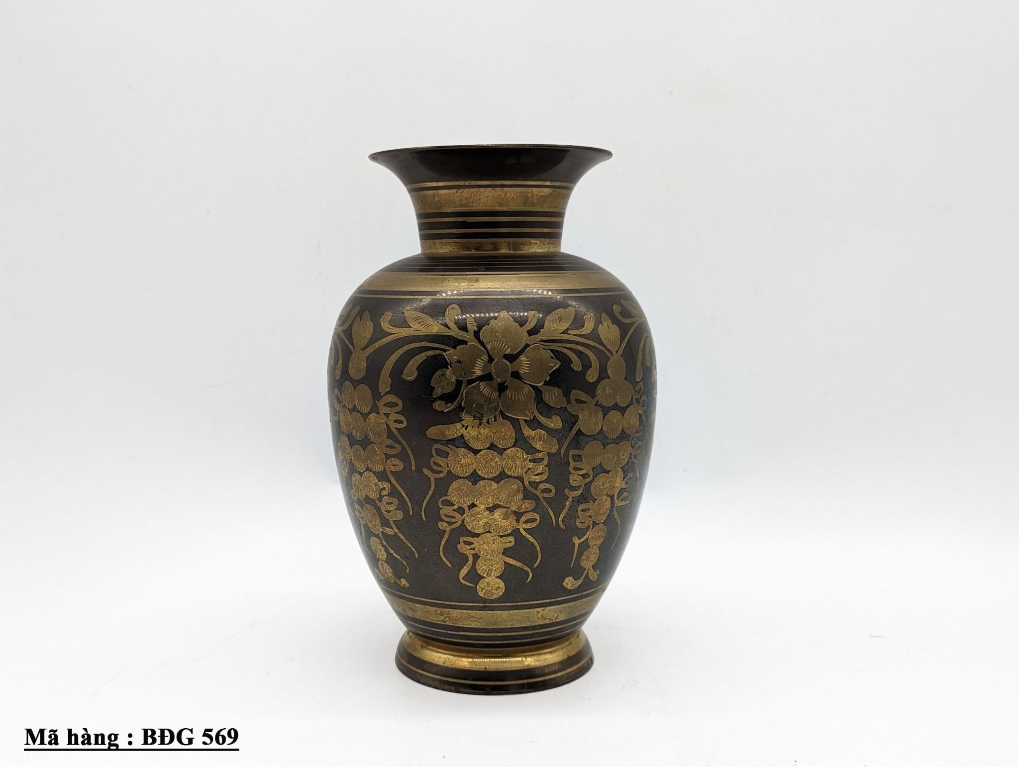 Bình hoa cổ lọ được làm bằng đồng họa tiết cắt bằng tay tinh tế của Ấn Độ.