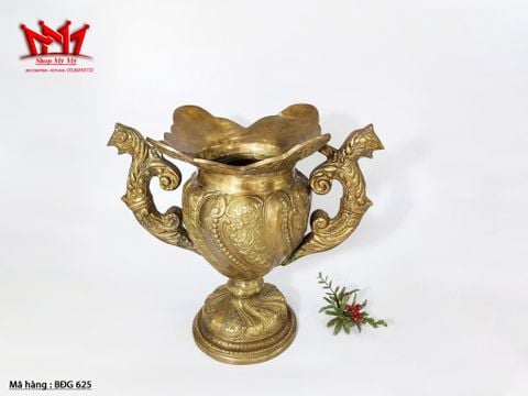  Bình đồng xưa với nhiều họa tiết chạm khác và 2 tay cầm được làm hình con rồng. 