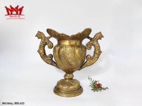  Bình đồng xưa với nhiều họa tiết chạm khác và 2 tay cầm được làm hình con rồng. 