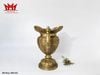 Bình đồng xưa với nhiều họa tiết chạm khác và 2 tay cầm được làm hình con rồng.